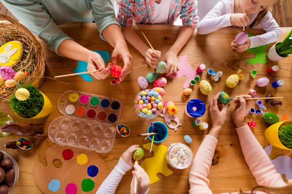 Kinderen knutselen met pasen